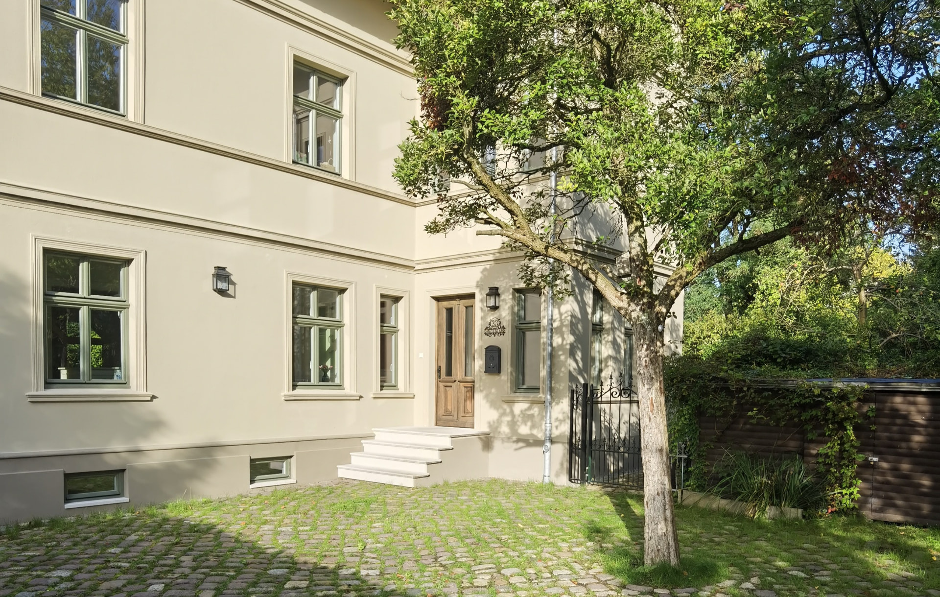 Eingangsfassade der Jugendstil-Villa in Hamburg-Nienstedten